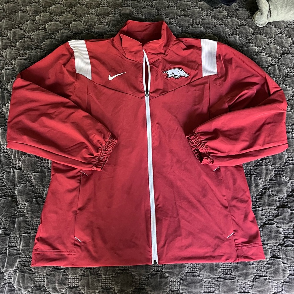 NIKE ARKANSAS RAZORBACKS MENS CRIMSON LIGHT WEIGHT JACKET